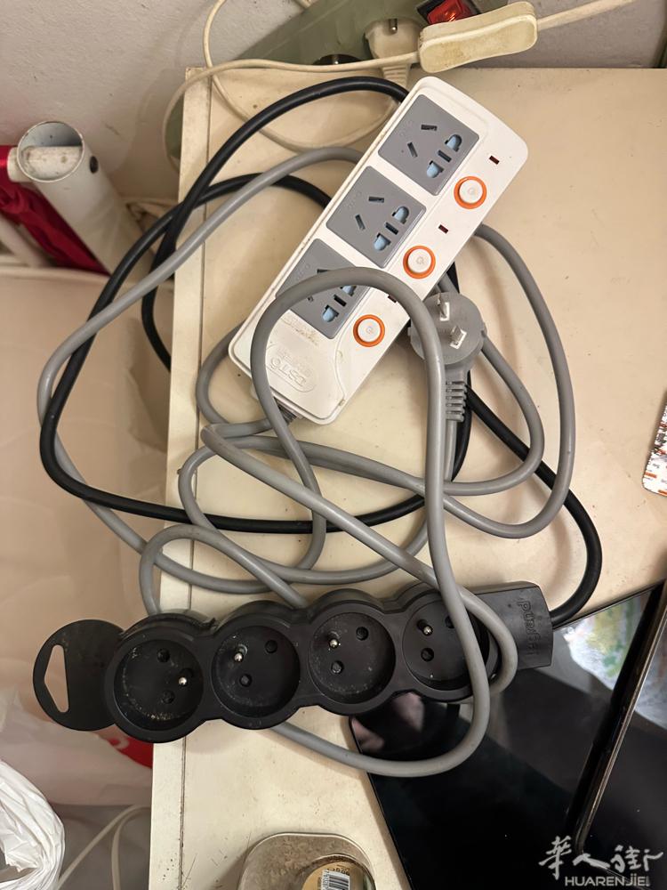 中国插座🔌一个，法国插座🔌一个出售15欧两个一起卖，需要的朋友联系我。全新，