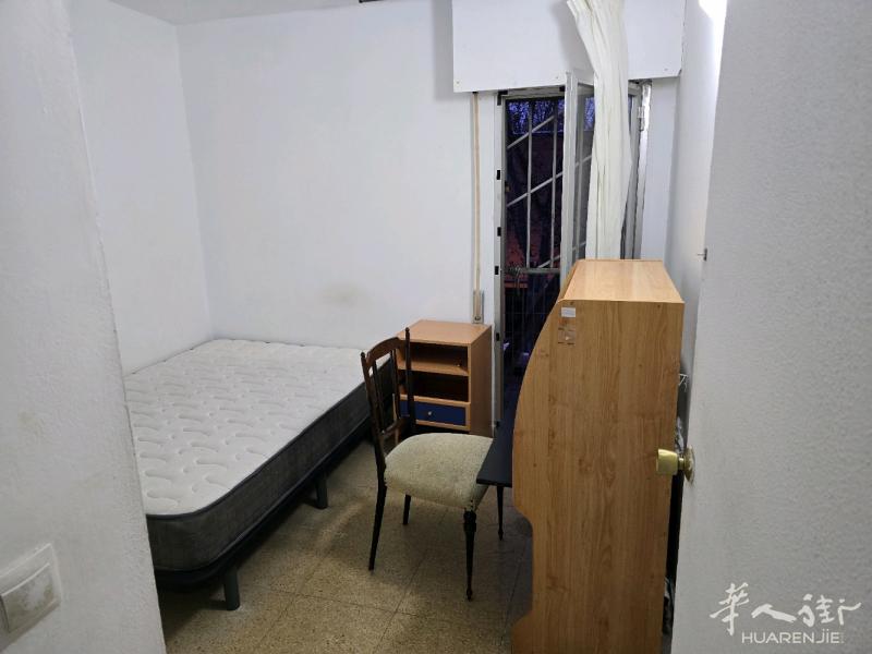 San Fermín单间出租，靠近c5小火车一侧，距地铁口8分钟，超市一样，在u