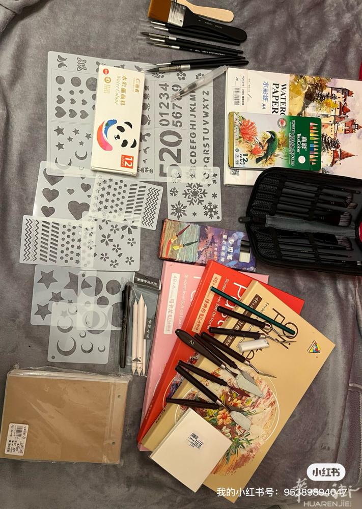 出全套画具，156色油画棒仅用一次，水彩仅用一次，笔刷纸刮刀全新，都是买的好的那