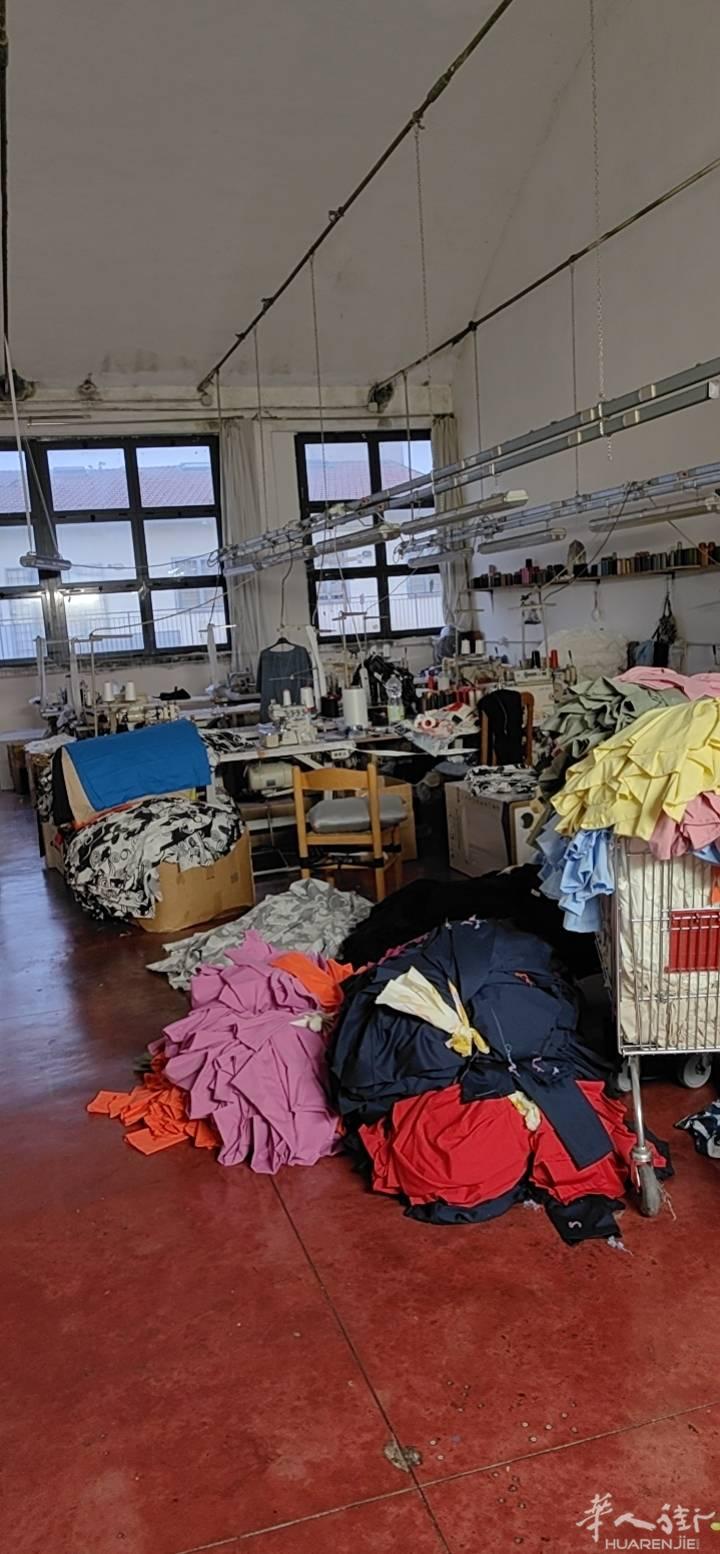 中国衔五美饭庄后面工厂招工夫妻一对。做上衣连衣裙，