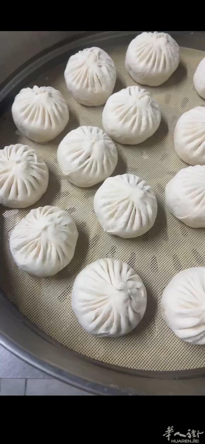 早餐师傅一人（女）要求会包包子小笼包其他不会可以学，东北人优先考虑，工作时间晚上