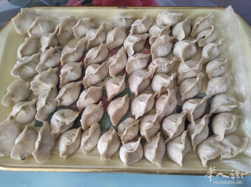 北方大姐水饺 100个/30欧 ，韭菜盒子 1个/2.5欧 腊八蒜 1罐/5欧