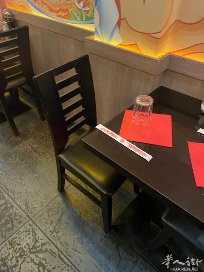 大理石桌子60*60*75 总共15-6 张 20 块一张出 另外加凳子总共30