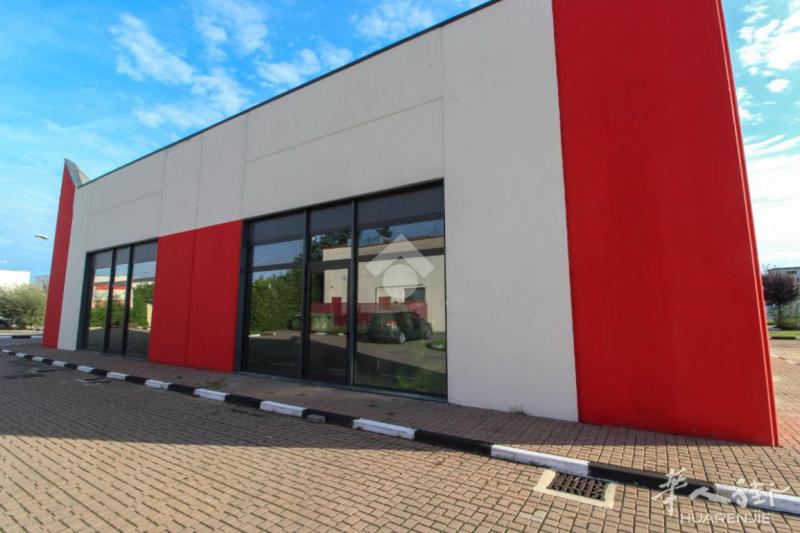 【出租】Carpiano（Mi) 店面  店面450平方，8个橱窗，采光非常好，