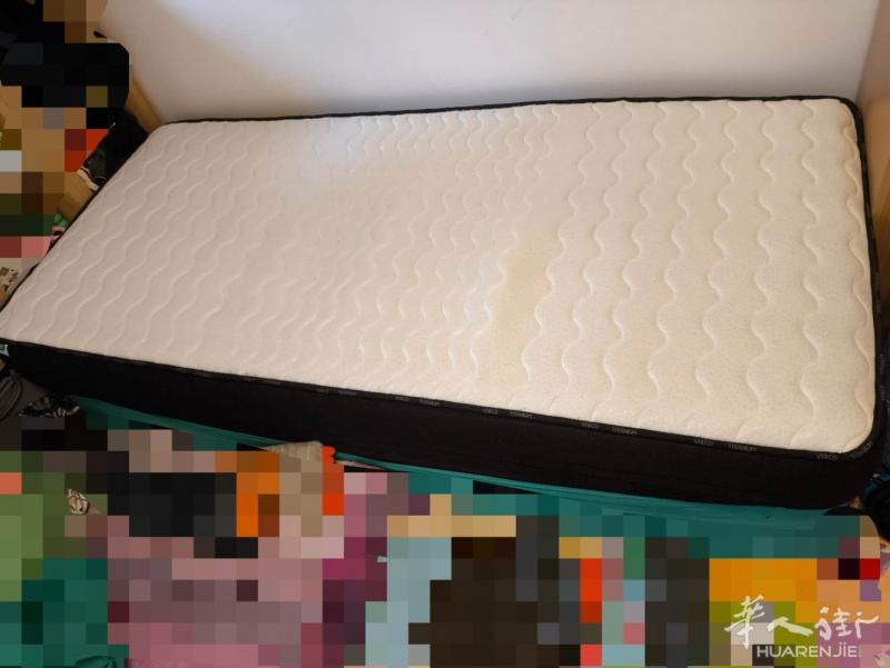 两个完全一样的90X200 单人床垫。两个平铺是180x200，2022-202
