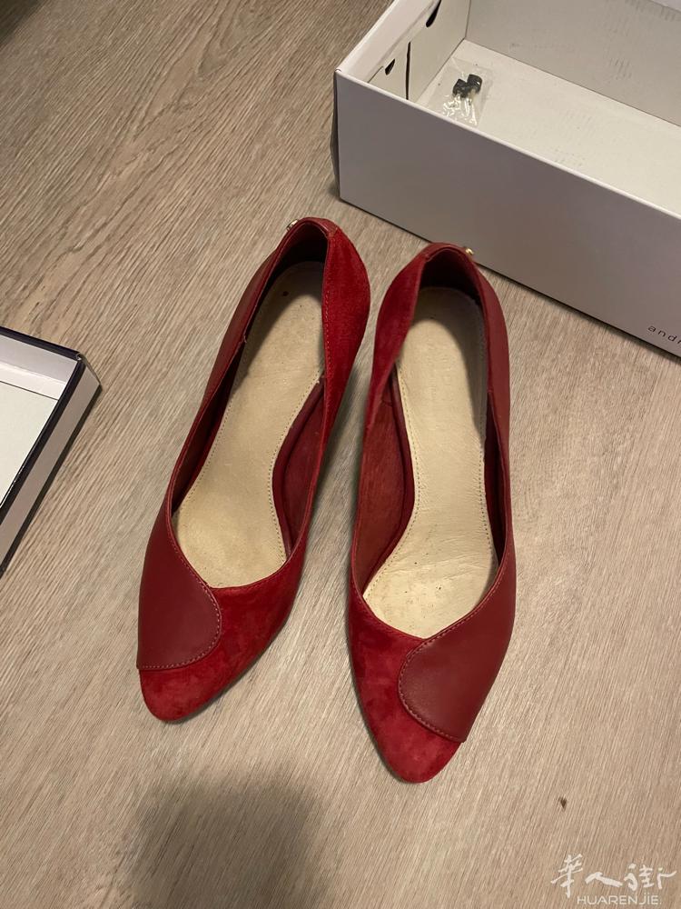 二双红色38号全皮女鞋。九.九新。二双一共 三十欧