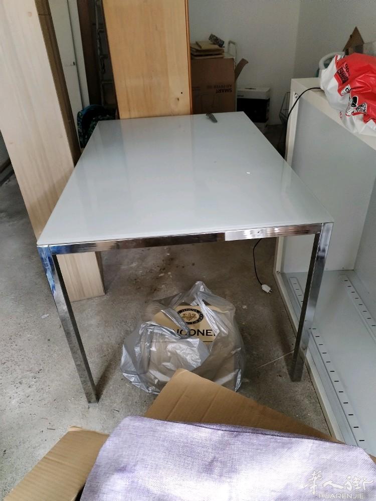 不绣钢玻璃桌100€，在米兰第一商城附近，rozano.binsco附近