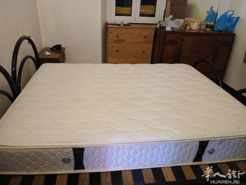 因搬家出售家用物品床垫 电热毯 床架床上用品 微波炉 汤锅 火锅 保温瓶 烘干机 电风扇 立式衣架 笔记本电脑 移动空调 监控摄像头 发电机 工具箱 烤箱 渣果机 饭桌 电炉灶 锅碗调盆 接线板 古董和工艺品 等等应有尽有联系3512949342
