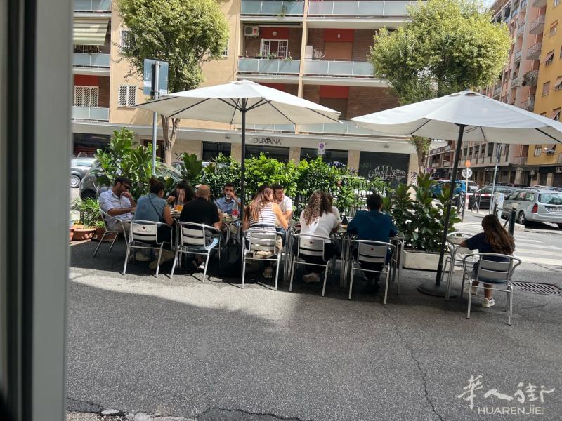 -罗马Garbatella 区域 小餐馆带烟囱转让  Poke+中餐  门口可以