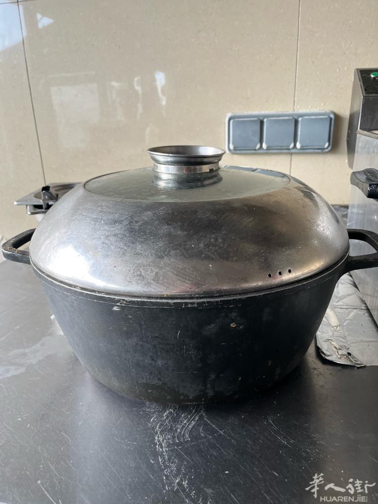 有俩个大锅出让，一個35€倆个60€有意电0629602707謝謝