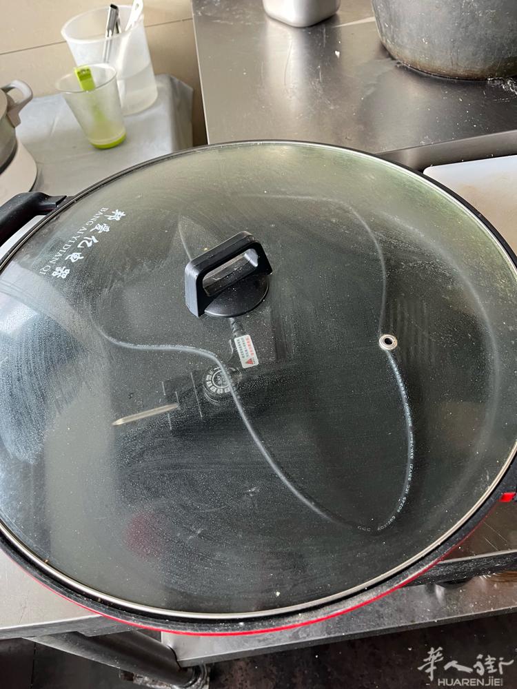 出售一個电不沾鍋自己用，买了太大了，有52cm速度很快只用过一次有要的人请联系0