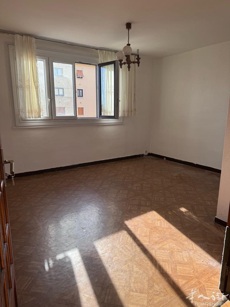 78省les clayes sous bois 市中心走路近火车站3分钟，ter