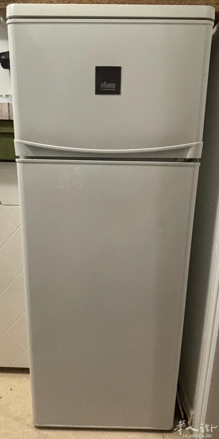 出Faure冰箱  高度1米40 宽度55cm  自己来看 喜欢拿走  100欧