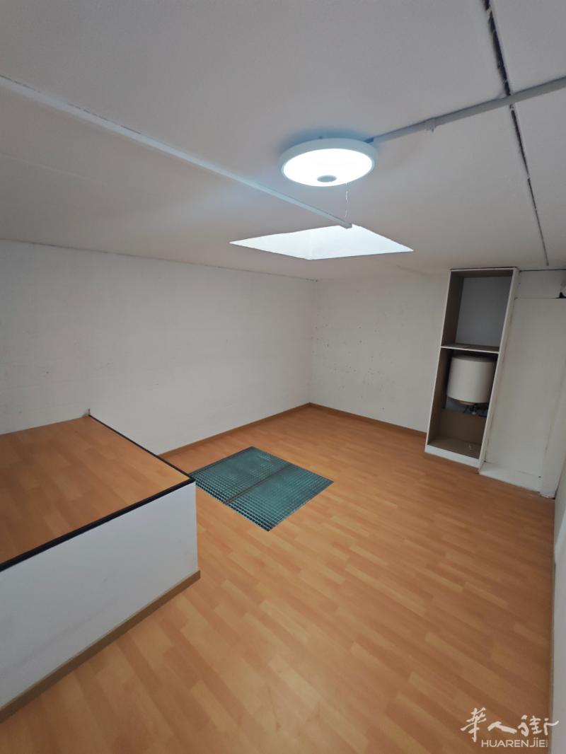 批发店出租350平方米，低房租，不用顶费直接房东