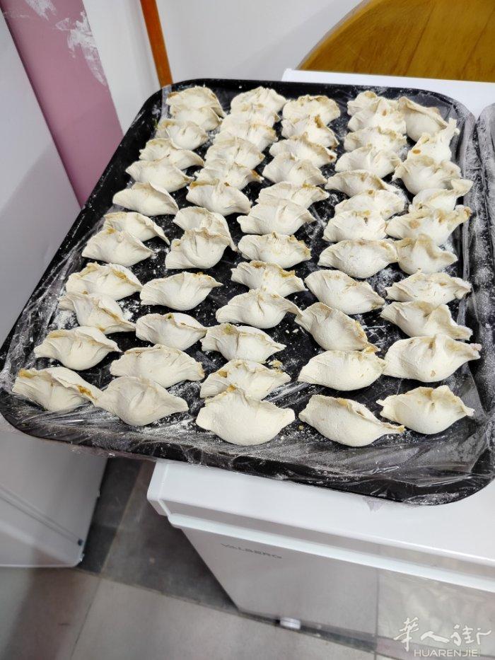 饺子家的味道，肉菜鲜鲜，质量口味第一，价格实惠，欢迎品尝。猪肉韭菜loo个20欧