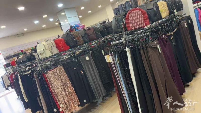 服装店转让.bari附近城市 店在市中心200多平方 忍痛割爱，因家中琐事 价格