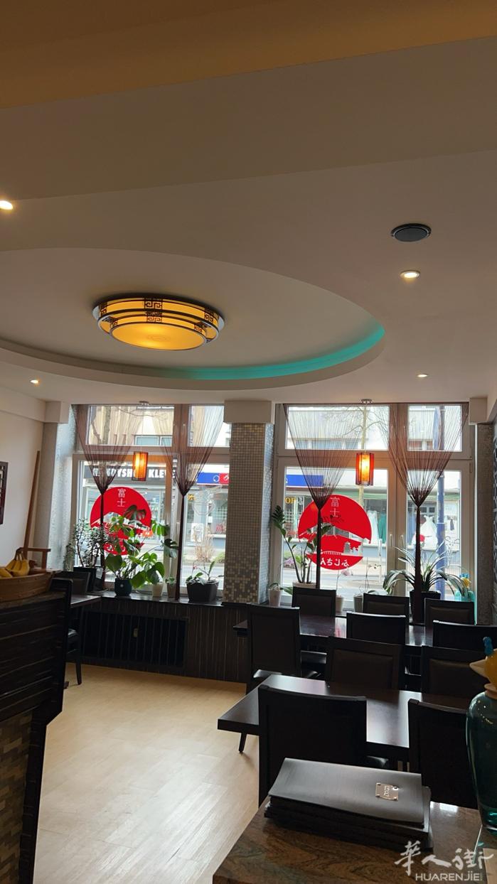 北威州荷兰边境Kleve寿司店转让。房租便宜，地理位置优越。10年老店生意稳定。