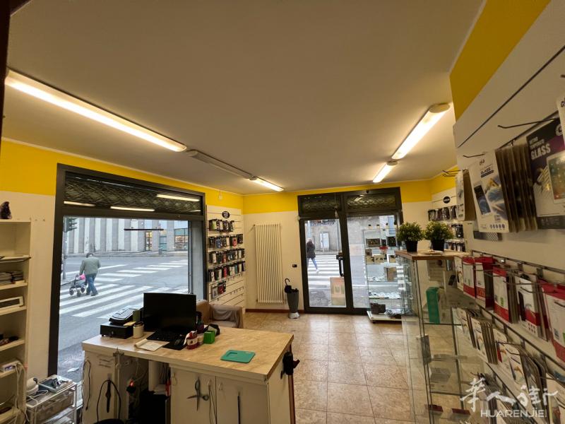 米兰南部 PAULLO 小镇手机维修老店转让 店铺经营多年，口碑稳定，客户质量高