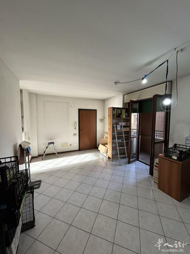 Prato市grignano区现出售一套公寓套房,周边设施完善三房一厅备车库