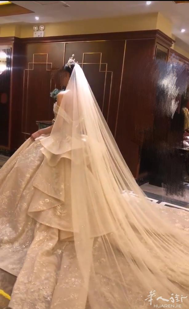 出一件全新超美长尾婚纱，因为没有举行婚礼，所以是全新的，香槟色。有意向购买的加我
