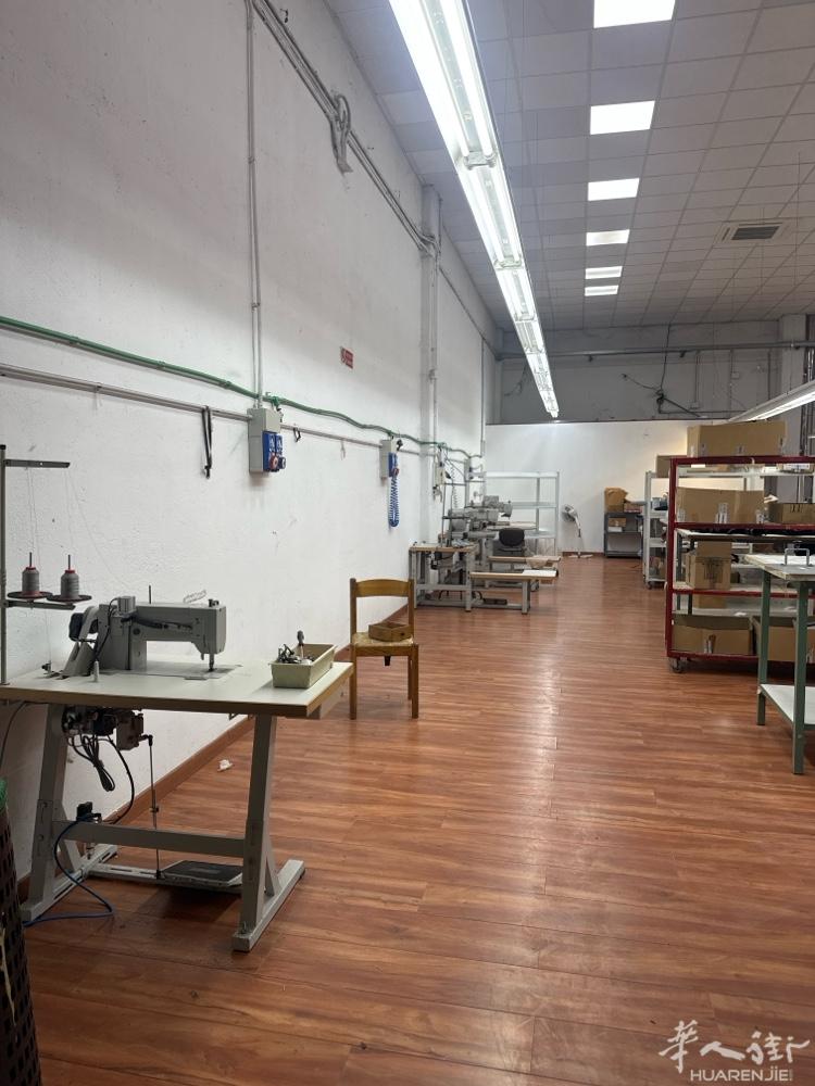 米兰边ROZZANO皮包工厂，整套出，装修现成的，转个合同，工厂马上就能做工，非