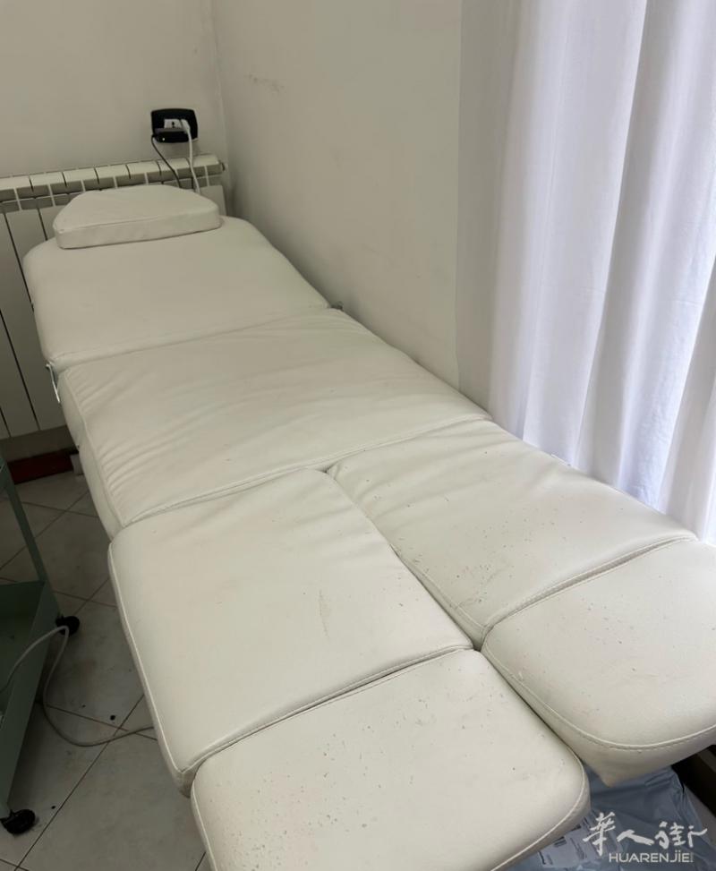 米兰出美容床 头部脚部可调节高度 不用时可整床折叠 脚部那边皮被抓的 铺层纸就好