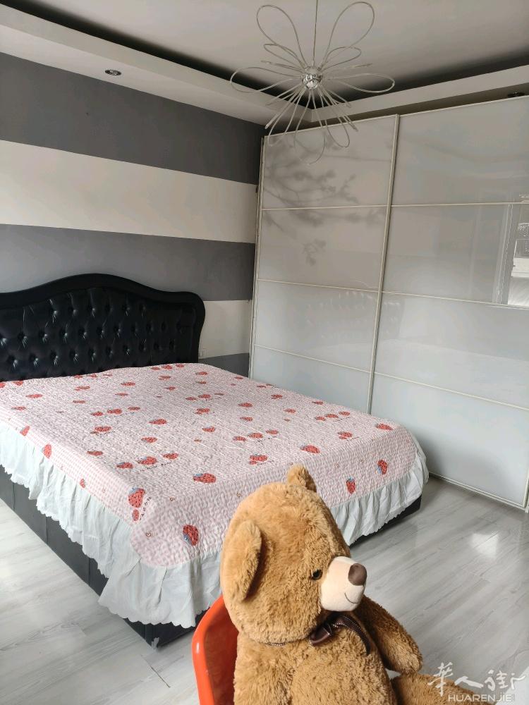 普拉托阳光超市附近有一个大房间和小房间搭铺，干净整洁，找喜爱干净的合租，三楼没电