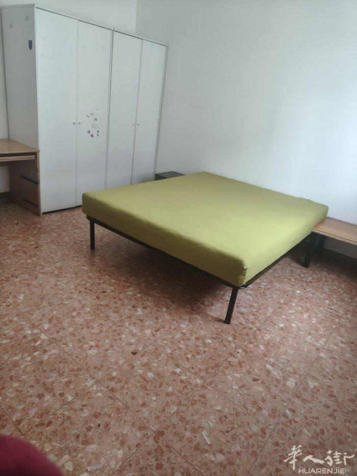 住家地址是strozzi 小coop后面中学附近 大房间和小房间出租 住家有暖气