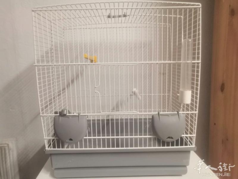 出售鸟笼15欧 設备全  40*25*44  9成新