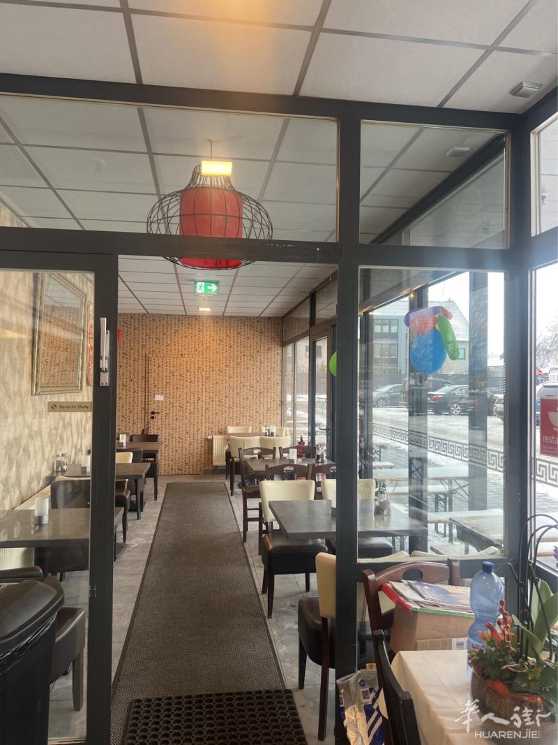 小店急转让
离汉堡西边一公里
座位店内20 ，店外