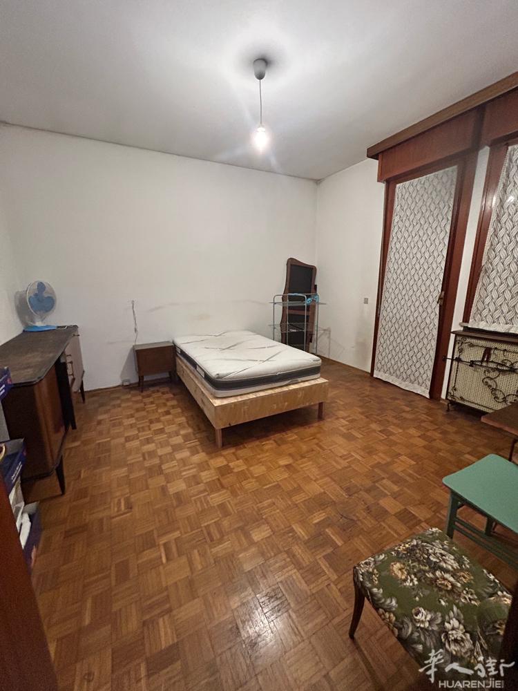 Forli 有房间搭铺，viale domenico Bolognesi 。两个