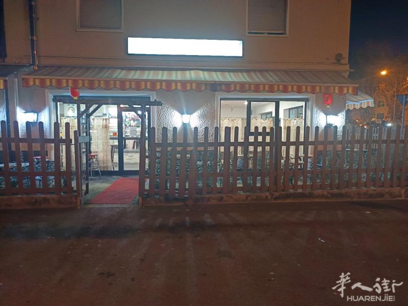 20年餐馆带酒吧带Pizza人口密集区室内50个位置加室外50个位置附近有学校超