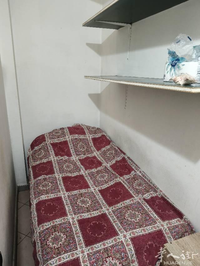 我这里有一个小房间，要出租，有意者可以联系我的电话