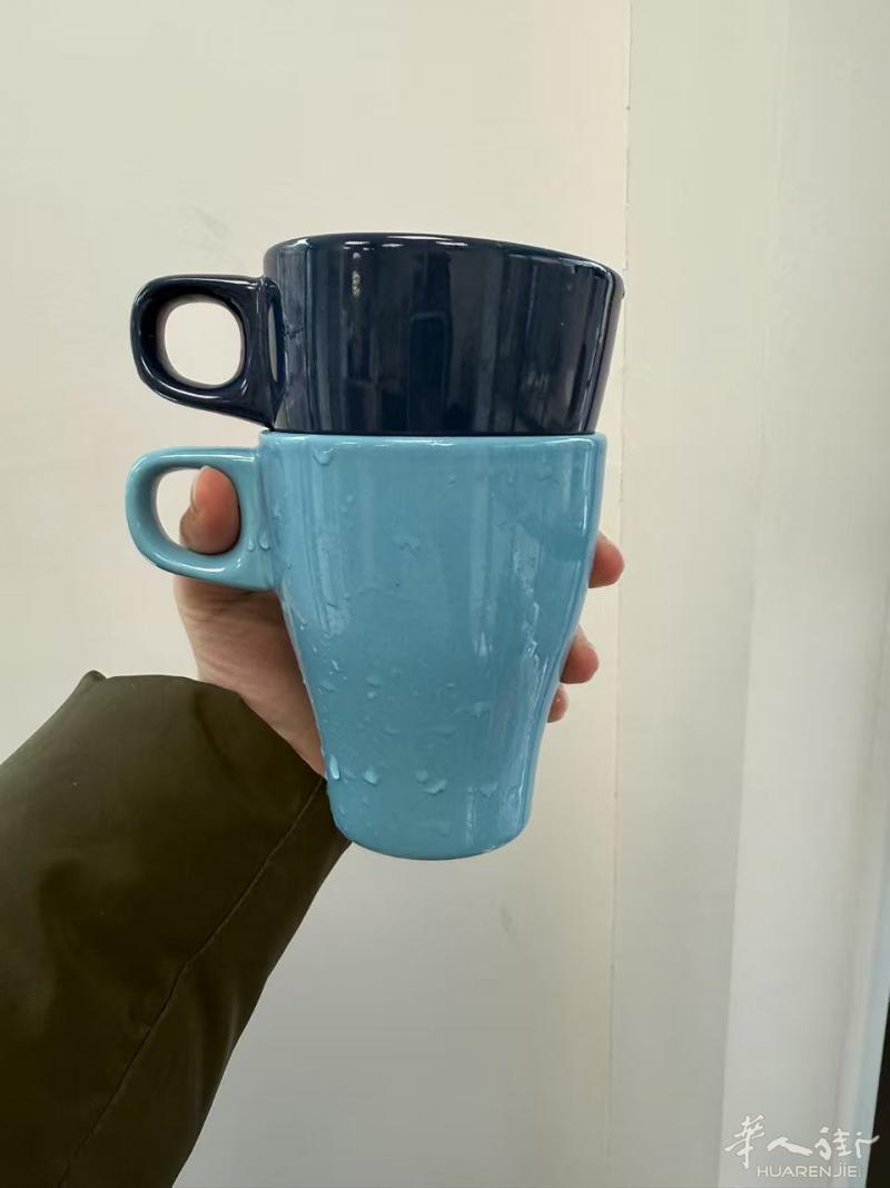 出 2个宜家水杯
