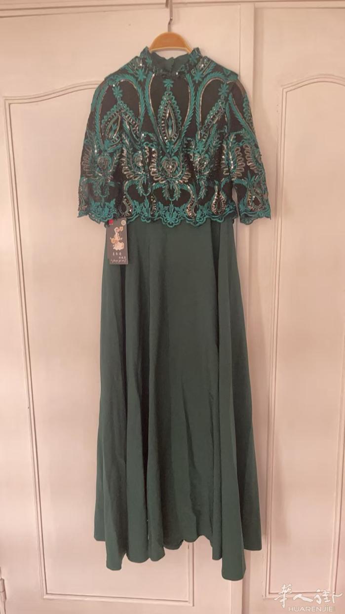 出售全新的衣服， 还带有标签