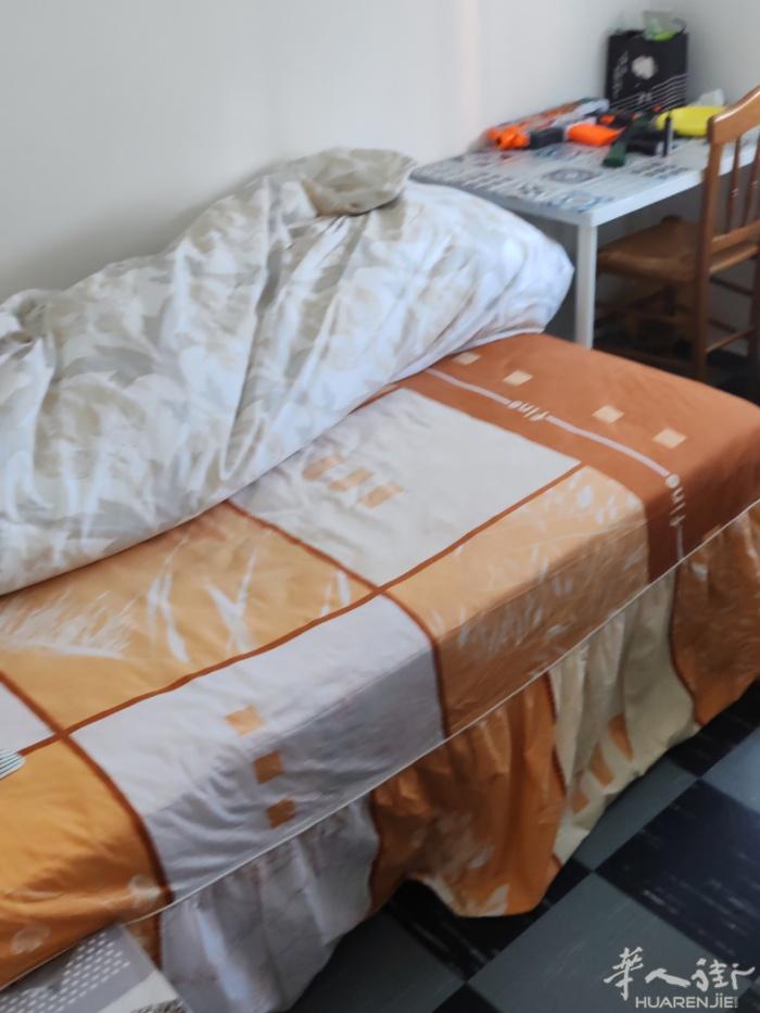 房间搭铺，楼下就是公交站跟卖东西的公司，离华人街25分钟左右
