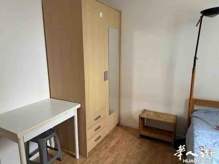 13区高楼-porte de choisy地铁口旁的高楼出租一个独立房间，房间光