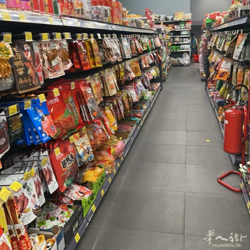 招聘美甲师，店里平时不忙，老板同事年轻好相处，住家安静卫生，单人间。过完年出来找