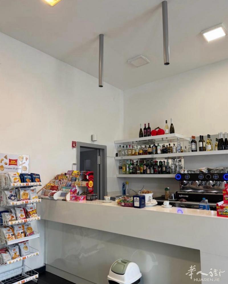 Reggio emilia 新装修酒吧转让 带厨房 近市中心 大路上 100平方