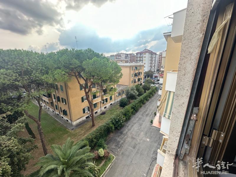 A线地铁Giulio Agricola站步行2分钟，Tuscolana小区房单间
