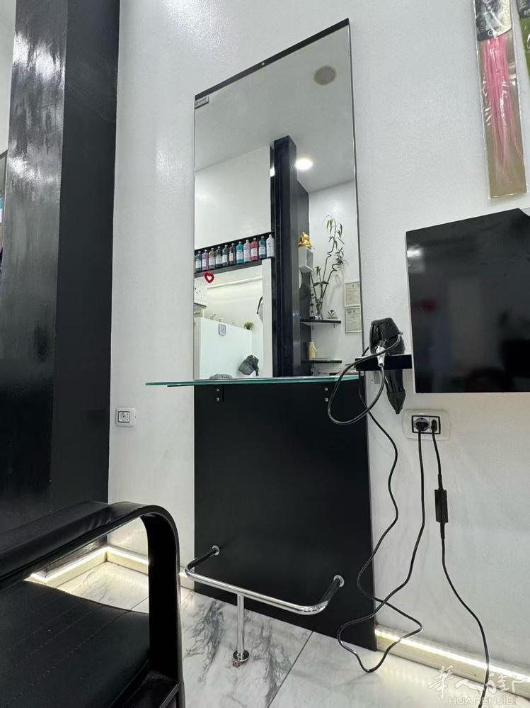 出售ceriotti理发镜台.4张8成新.1 张微刮，一共500欧。 柜子10欧