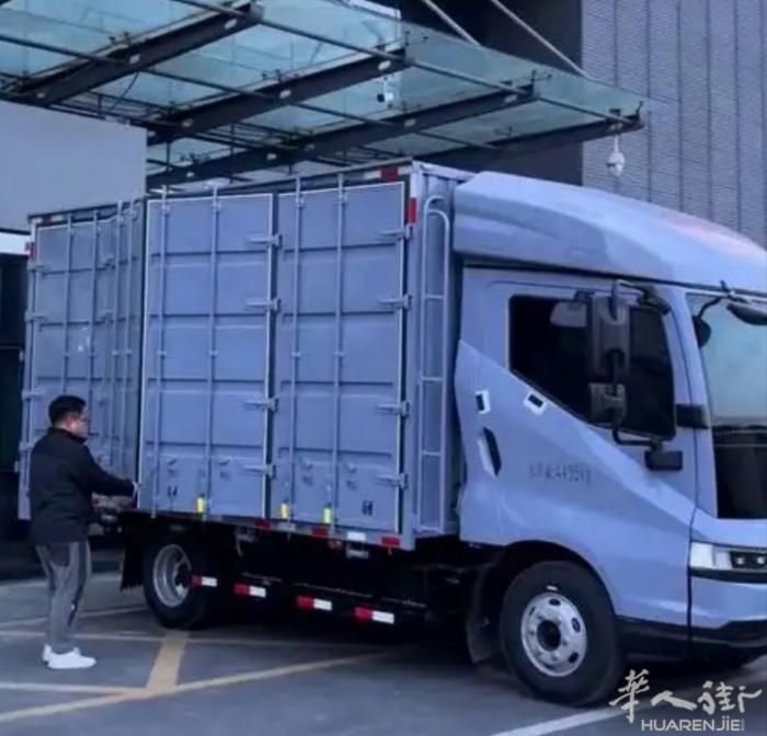 米兰搬家(自带搬运工)，适合各种搬家服务，接单后，出车速度快。还从事拆卸家具，安