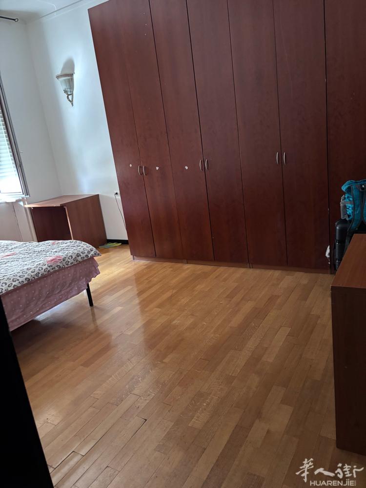 米兰华人街近邮电局，出租一套两房一厨一卫一阳台，阳光充足，包括水和暖气，房间有空