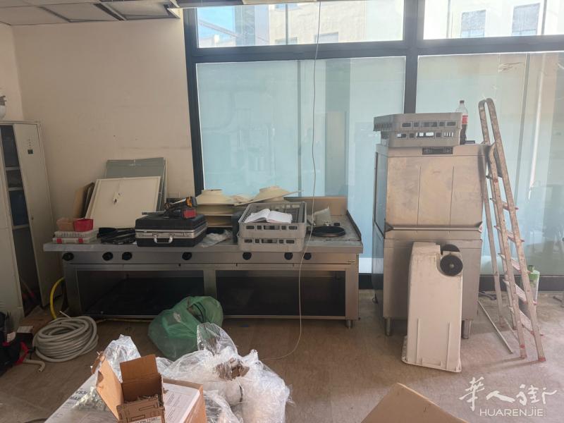 便宜出售这两个设备 一个7个火的炉头 一个 洗碗机 smeg  已用4年，维罗纳