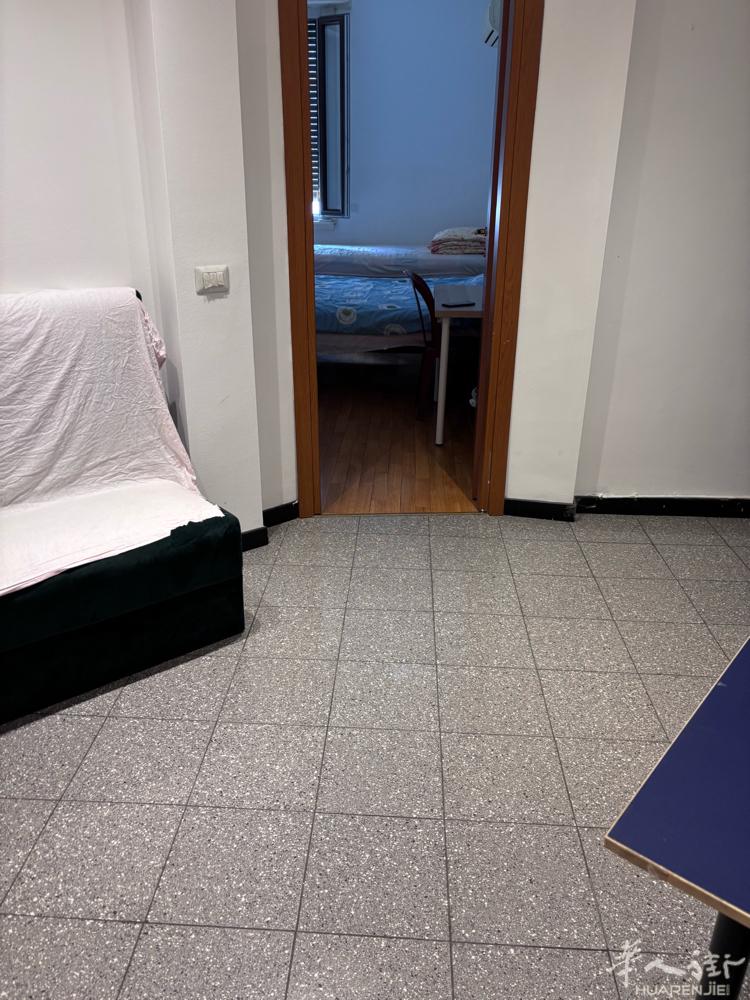 米兰华人街两房一厨一卫一阳台转让，家具齐全，集体供暖，包括物业费1600压三付一