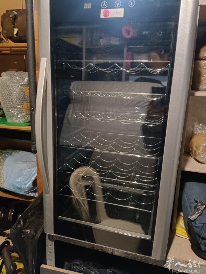红酒冷蔵小柜全新原价四百多，现免费交换一个二手电动助力单车，各有所需请电0663