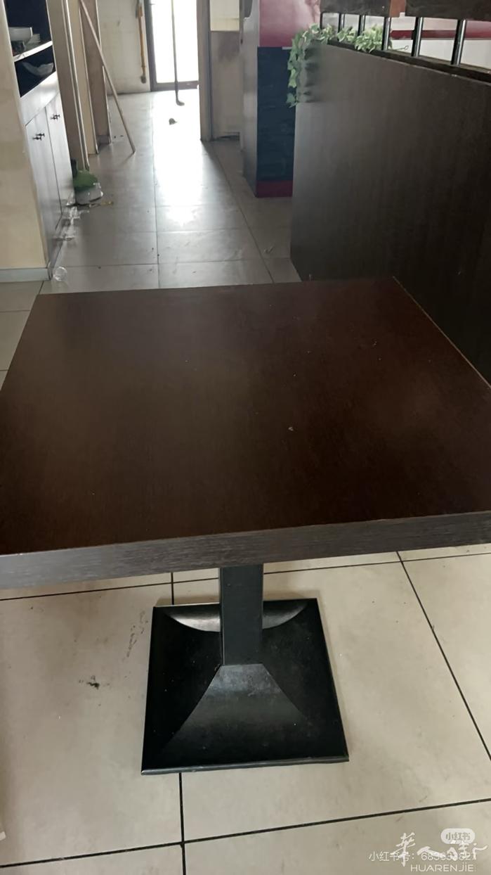 桌子75*75价格45欧元一张，意大利多可以邮寄，联系d h q 3394162