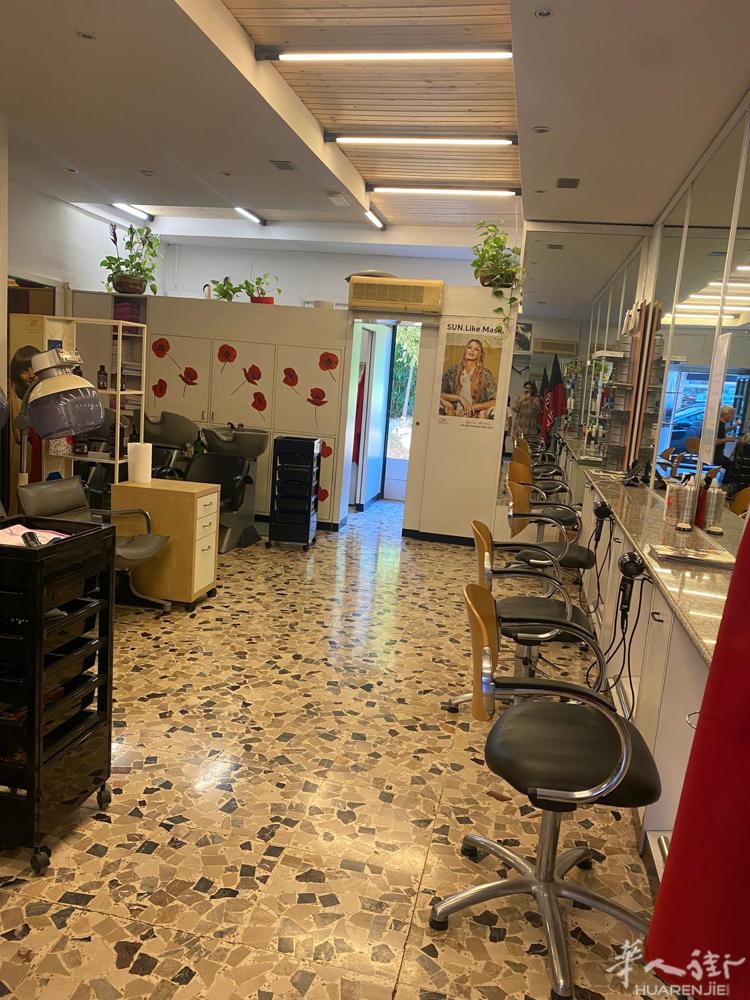 Bologna 出售理发店 2万5   私人电话☎️： +39 380 77
