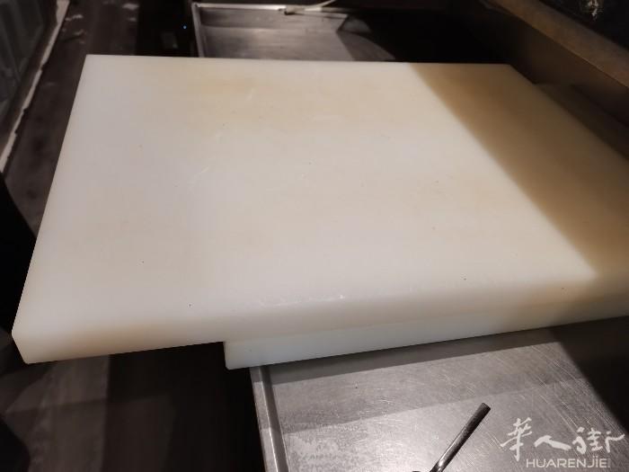 两块砧板80x50左右的大小，寿司150左右，还有若干寿司盘子，有需要电话联系