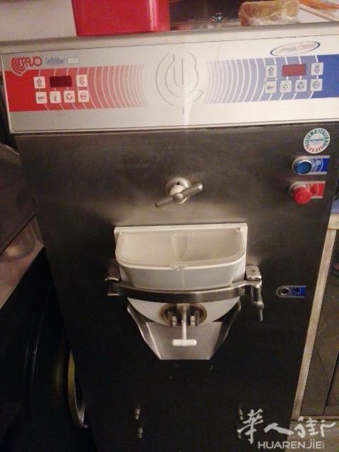 出售做冰激凌机器及展示柜